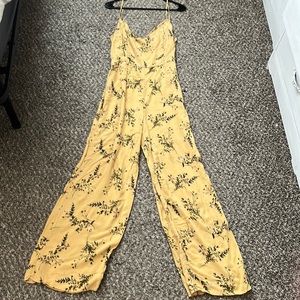 Cute floral jumpsuit. Great condition. No flaws. Size Large